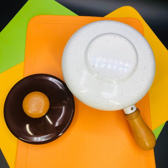 Vintage 70s Merry Mushrooms Enamel Fondue Pot Wood Handle, Retro Cottagecore - Picture 9 of 11